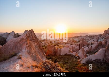 Splendida vista delle formazioni rocciose di Rose e Red Valley in Cappadocia Turchia al tramonto Foto Stock