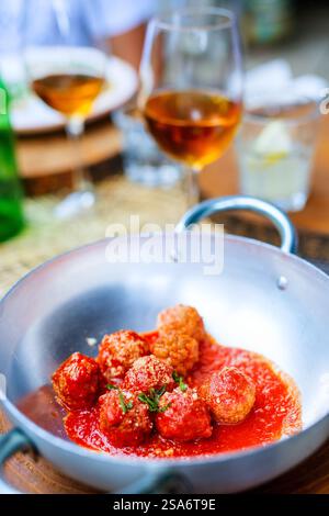 Deliziose polpette servite con salsa di pomodoro in padella Foto Stock