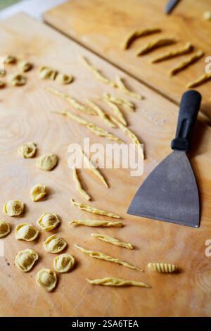 Primo piano sulla preparazione della pasta fresca italiana Foto Stock