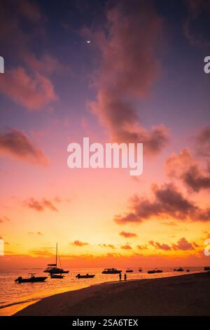 Bellissimo tramonto sul mare tropicale Foto Stock