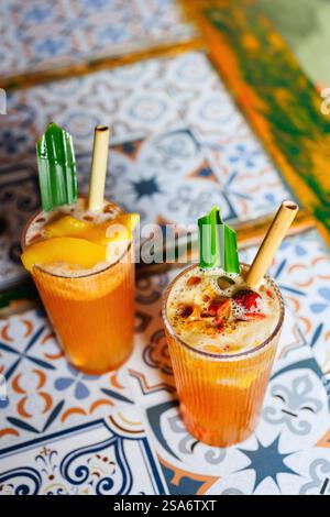 Primo piano di colorati tè tropicali serviti in un bar o caffetteria Foto Stock