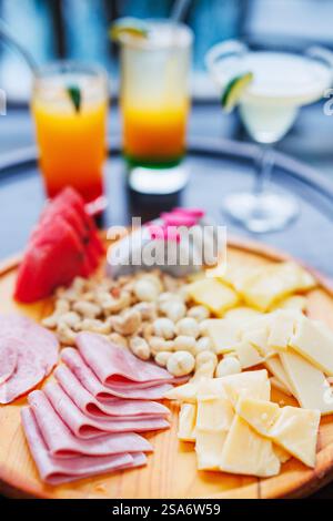 Vassoio di antipasti con formaggio e carne fredda Foto Stock
