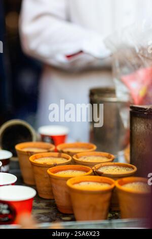 Masala chai tradizionale bevanda indiana in bicchieri di terracotta alla banchina del venditore ambulante Foto Stock