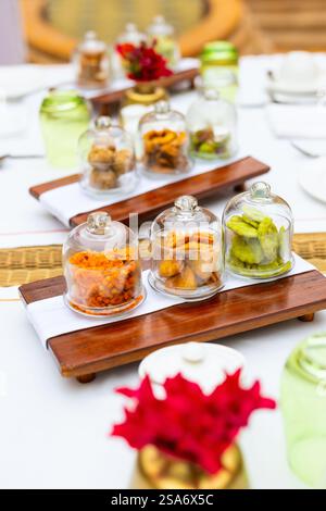 Selezione di diversi piatti indiani serviti per colazione presso un lussuoso ristorante o resort Foto Stock