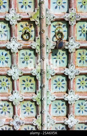 Dettagli ravvicinati della vecchia porta indiana di legno verde Foto Stock