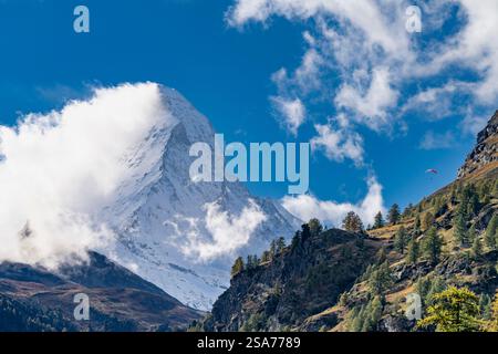 Vista del Monte Cervino innevato vicino a Zermatt, Svizzera, Europa. Foto Stock
