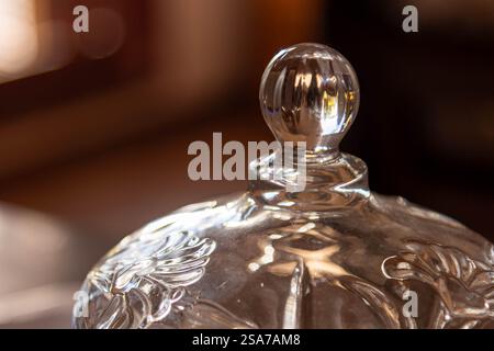 Bonbonniere di cristallo su sfondo opaco Foto Stock