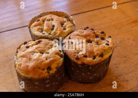 Panettoni fatti in casa prodotti a mano. Foto Stock
