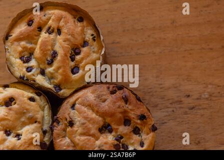 Panettoni fatti in casa prodotti a mano. Foto Stock