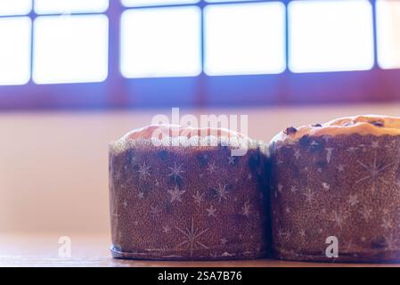 Panettoni fatti in casa prodotti a mano. Foto Stock