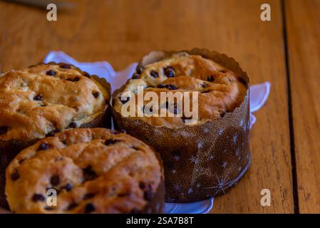 Panettoni fatti in casa prodotti a mano. Foto Stock
