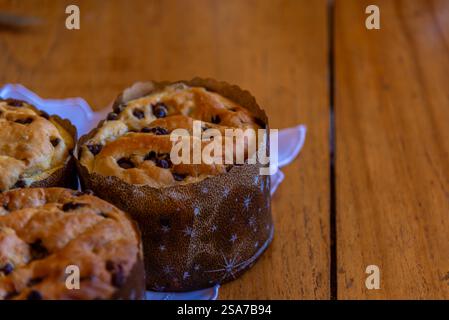 Panettoni fatti in casa prodotti a mano. Foto Stock