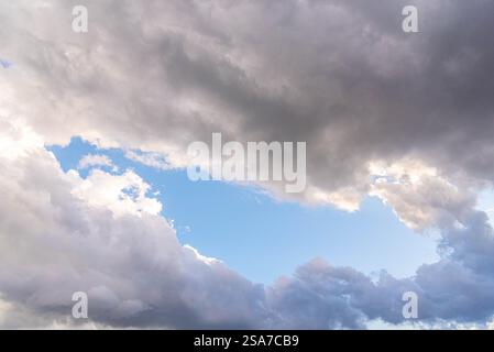 Nuvole di pioggia e nuvole cumulonimbus sul bioma di pampa. Foto Stock