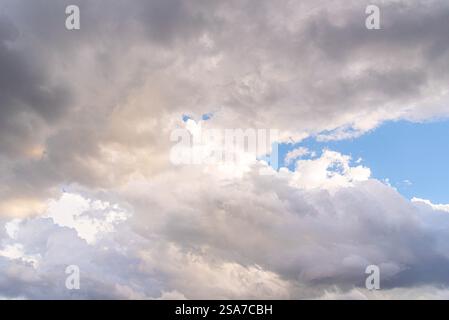 Nuvole di pioggia e nuvole cumulonimbus sul bioma di pampa. Foto Stock