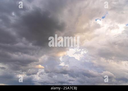 Nuvole di pioggia e nuvole cumulonimbus sul bioma di pampa. Foto Stock