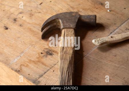 Strumenti su tavola di legno grezzo Foto Stock