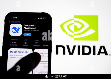 Polonia. 28 gennaio 2025. In questa immagine, il logo Deepseek visualizzato su uno smartphone con il logo Nvidia sullo sfondo. Un modello cinese di intelligenza artificiale (ai) chiamato DeepSeek è diventato l'app più popolare nell'Apple Store. Secondo le notizie, l'intelligenza artificiale è molto più economica e utilizza chip meno avanzati. Questa notizia ha fatto sì che Nvidia perdesse quasi 600 miliardi di dollari (482 miliardi di sterline) del suo valore di mercato lunedì, la più grande perdita di un giorno nella storia degli Stati Uniti. Credito: SOPA Images Limited/Alamy Live News Foto Stock
