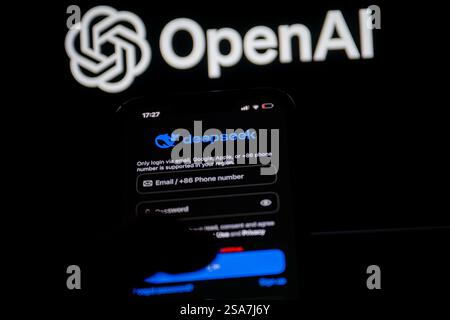 Polonia. 28 gennaio 2025. In questa immagine, il logo Deepseek visualizzato su uno smartphone con il logo OpenAI sullo sfondo. Un modello cinese di intelligenza artificiale (ai) chiamato DeepSeek è diventato l'app più popolare nell'Apple Store. Secondo le notizie, l'intelligenza artificiale è molto più economica e utilizza chip meno avanzati. Questa notizia ha fatto sì che Nvidia perdesse quasi 600 miliardi di dollari (482 miliardi di sterline) del suo valore di mercato lunedì, la più grande perdita di un giorno nella storia degli Stati Uniti. Credito: SOPA Images Limited/Alamy Live News Foto Stock