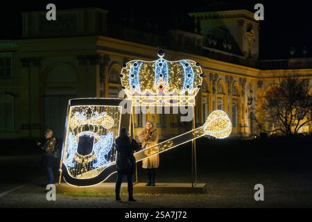 Varsavia. 28 gennaio 2025. Le persone visitano lo spettacolo Wilanow Royal Garden of Light che si tiene presso il Wilanow Palace di Varsavia, Polonia, il 28 gennaio 2025. Crediti: Jaap Arriens/Xinhua/Alamy Live News Foto Stock