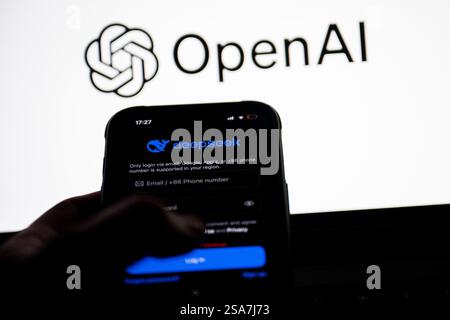 Polonia. 28 gennaio 2025. In questa immagine, il logo Deepseek visualizzato su uno smartphone con il logo OpenAI sullo sfondo. Un modello cinese di intelligenza artificiale (ai) chiamato DeepSeek è diventato l'app più popolare nell'Apple Store. Secondo le notizie, l'intelligenza artificiale è molto più economica e utilizza chip meno avanzati. Questa notizia ha fatto sì che Nvidia perdesse quasi 600 miliardi di dollari (482 miliardi di sterline) del suo valore di mercato lunedì, la più grande perdita di un giorno nella storia degli Stati Uniti. Credito: SOPA Images Limited/Alamy Live News Foto Stock