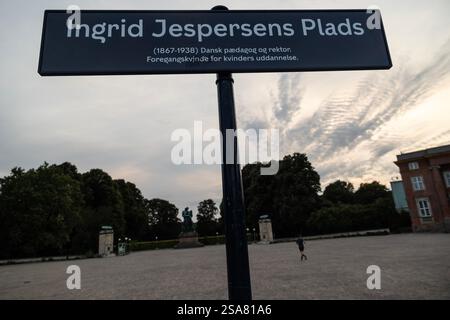 Copenaghen, Danimarca. 14 agosto 2024. Un cartello stradale con l'iscrizione a Ingrid Jespersens Plads pace nel quartiere di theÂ Ã˜sterbroÂ ofÂ a Copenaghen. (Credit Image: © Kristian Tuxen Ladegaard Berg/SOPA Images via ZUMA Press Wire) SOLO PER USO EDITORIALE! Non per USO commerciale! Foto Stock