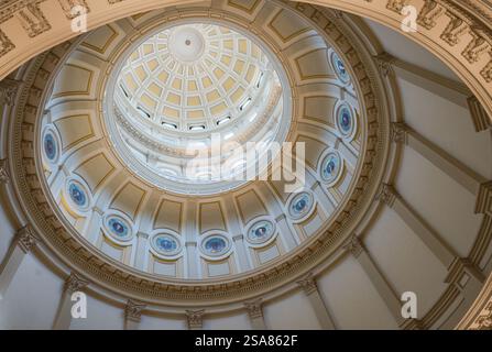 Denver, CO USA - 27 giugno 2018: Colorados Ring of Fame, ritratti in vetro colorato in onore degli individui, nella rotonda del Campidoglio dello Stato del Colorado. Foto Stock