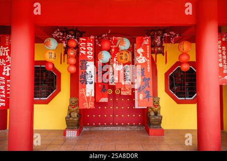 Ingresso al Tempio adornato con decorazioni del capodanno cinese, tra cui lanterne e striscioni con messaggi festivi, al Tempio Peak Nam Toong a Sabah, ma Foto Stock