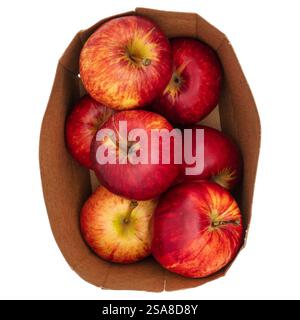 Mele rosse in scatola set di frutta isolato + percorso di ritaglio. Le mele sono isolate su sfondo bianco. Profondità di campo completa. Foto Stock