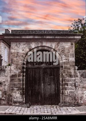 Grande ingresso a una Regal Mansion: Gioiello architettonico di Angoulême Foto Stock