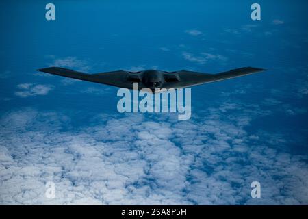 Un bombardiere B-2 Spirit schierato dalla Whiteman Air Force base, Missouri, vola vicino alla Joint base Pearl Harbor-Hickam, Hawaii, durante un tra di interoperabilità Foto Stock