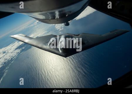 Un bombardiere B-2 Spirit schierato dalla Whiteman Air Force base, Missouri, conduce rifornimenti aerei vicino alla Joint base Pearl Harbor-Hickam, Hawaii, durante l'AN Foto Stock