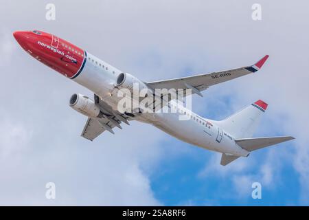 Aeroporto di Gran Canaria. Avión de Línea Boeing 737 de la aerolínea despegando norvegese. Foto Stock