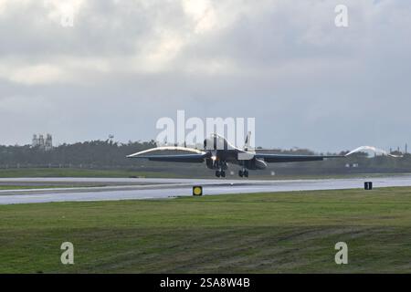 Un B-1B Lancer della U.S. Air Force assegnato al 34th Expeditionary Bomb Squadron, Ellsworth Air Force base, S.D., atterra alla Andersen Air Force base, Guam, Foto Stock