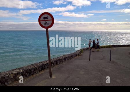 Costa calma ist ein Ort auf der Kanarischen Insel Fuerteventura, spagnolo. Er liegt am Beginn der Halbinsel Jandia, Die den südlichen Teil von Fuerte einnimmt. Angesichts der weitläufigen Strände und des ganzjährig sonnigen Klimas gehört Costa calma zu einem der beliebtesten Ferienorte der Kanaren. Der Ort Hat rund 5500 Einwohner und ist wie Morro Jable und Solana Matorral Teil der Gemeinde Pajara. Foto: Spazierweg mit Meerblick *** Costa calma è una città sull'isola Canaria di Fuerteventura, Spagna si trova all'inizio della penisola di Jandia, che occupa la parte meridionale di Fuert Foto Stock