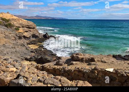 Costa calma ist ein Ort auf der Kanarischen Insel Fuerteventura, spagnolo. Er liegt am Beginn der Halbinsel Jandia, Die den südlichen Teil von Fuerte einnimmt. Angesichts der weitläufigen Strände und des ganzjährig sonnigen Klimas gehört Costa calma zu einem der beliebtesten Ferienorte der Kanaren. Der Ort Hat rund 5500 Einwohner und ist wie Morro Jable und Solana Matorral Teil der Gemeinde Pajara *** Costa calma è una città sull'isola Canaria di Fuerteventura, in Spagna, si trova all'inizio della penisola di Jandia, che occupa la parte meridionale di Fuerteventura grazie alla sua estesa estensione Foto Stock