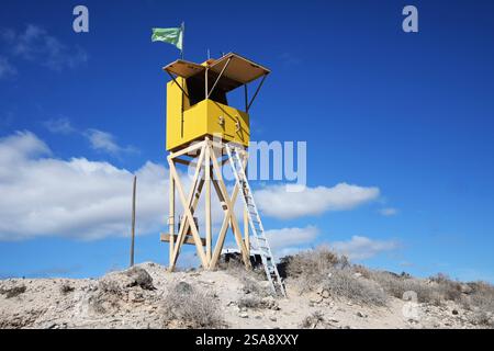 Costa calma ist ein Ort auf der Kanarischen Insel Fuerteventura, spagnolo. Er liegt am Beginn der Halbinsel Jandia, Die den südlichen Teil von Fuerte einnimmt. Angesichts der weitläufigen Strände und des ganzjährig sonnigen Klimas gehört Costa calma zu einem der beliebtesten Ferienorte der Kanaren. Der Ort Hat rund 5500 Einwohner und ist wie Morro Jable und Solana Matorral Teil der Gemeinde Pajara. Foto: Bagnino-Tower am Strand *** Costa calma è una città sull'isola Canaria di Fuerteventura, Spagna si trova all'inizio della penisola di Jandia, che occupa la parte meridionale di Fuer Foto Stock