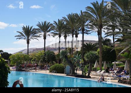 Costa calma ist ein Ort auf der Kanarischen Insel Fuerteventura, spagnolo. Er liegt am Beginn der Halbinsel Jandia, Die den südlichen Teil von Fuerte einnimmt. Angesichts der weitläufigen Strände und des ganzjährig sonnigen Klimas gehört Costa calma zu einem der beliebtesten Ferienorte der Kanaren. Der Ort Hat rund 5500 Einwohner und ist wie Morro Jable und Solana Matorral Teil der Gemeinde Pajara. Foto: Hotel-piscina in Costa calma **** Costa calma è una città sull'isola Canaria di Fuerteventura, Spagna, si trova all'inizio della penisola di Jandia, che occupa la parte meridionale di Fuer Foto Stock