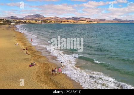 Costa calma ist ein Ort auf der Kanarischen Insel Fuerteventura, spagnolo. Er liegt am Beginn der Halbinsel Jandia, Die den südlichen Teil von Fuerte einnimmt. Angesichts der weitläufigen Strände und des ganzjährig sonnigen Klimas gehört Costa calma zu einem der beliebtesten Ferienorte der Kanaren. Der Ort Hat rund 5500 Einwohner und ist wie Morro Jable und Solana Matorral Teil der Gemeinde Pajara. Foto: Strandabschnitt in Costa calma *** Costa calma è una città sull'isola Canaria di Fuerteventura, Spagna si trova all'inizio della penisola di Jandia, che occupa la parte meridionale di Foto Stock
