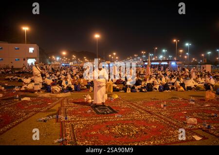 Mecca, Arabia Saudita - 15 giugno 2024: Pellegrini provenienti da vari paesi a Muzdalifah, un'area aperta situata tra la Mecca e Mina, Arabia Saudita. Foto Stock