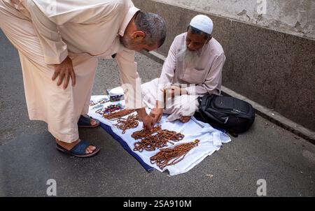 La Mecca, Arabia Saudita - 12 giugno 2024: Persone che vendono gioielli di fronte all'hotel a Mecca, Arabia Saudita durante la stagione hajj. Foto Stock
