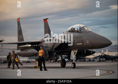 Gli aviatori della U.S. Air Force assegnati al 366th Fighter Wing, Mountain Home Air Force base (AFB), Idaho, recuperano un F-15E Strike Eagle dopo una missione durante Foto Stock