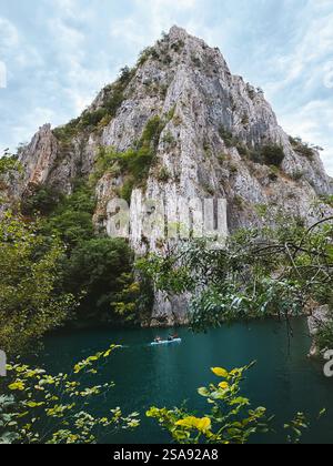 Canyon di Matka nella Macedonia del Nord - attività di kayak sul fiume, viaggi nei Balcani vacanze estive eco turismo Foto Stock