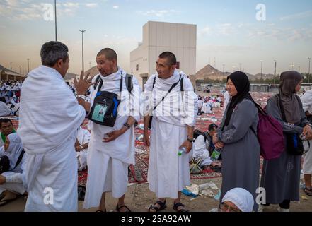 Mecca, Arabia Saudita - 15 giugno 2024: Pellegrini dalla Cina a Muzdalifah, un'area aperta situata tra la Mecca e Mina, Arabia Saudita. Hajj. Foto Stock