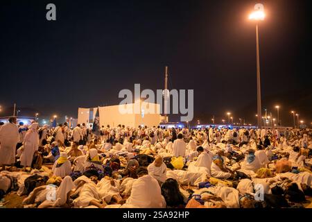 Mecca, Arabia Saudita - 15 giugno 2024: Pellegrini provenienti da vari paesi a Muzdalifah, un'area aperta situata tra la Mecca e Mina, Arabia Saudita. Foto Stock