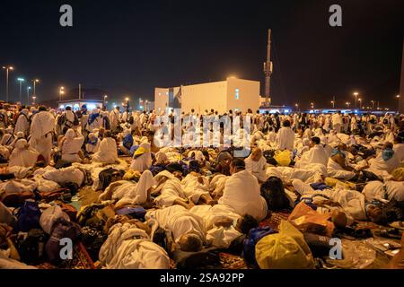 Mecca, Arabia Saudita - 15 giugno 2024: Pellegrini provenienti da vari paesi a Muzdalifah, un'area aperta situata tra la Mecca e Mina, Arabia Saudita. Foto Stock