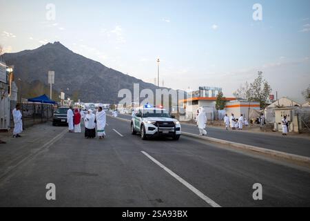 La Mecca, Arabia Saudita - 15 giugno 2024: La polizia automobilistica dell'Arabia Saudita vicino alle tende di Arafah, nella Mecca, Arabia Saudita. Hajj 2024. Foto Stock