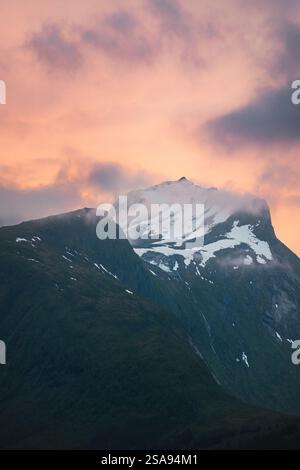 Paesaggio di montagna tramonto in Norvegia natura scandinava picco innevato e nuvole viaggiano splendide destinazioni natura settentrionale scena serale Foto Stock