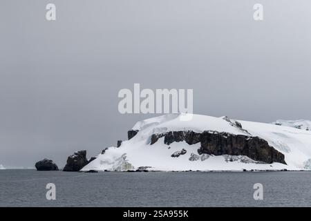 Impressione della costa vicino al porto di Mikkelsen, sulla penisola Antartica Foto Stock