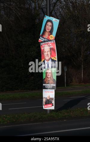 Manifesti elettorali a Colonia per l'elezione al 21° Bundestag tedesco il 23 febbraio 2025 su Innere Kanalstrasse. Foto Stock