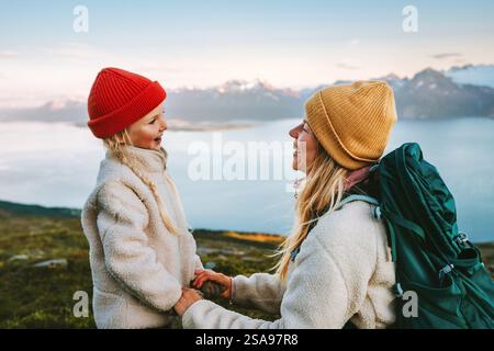 Madre e bambino divertirsi all'aperto famiglia viaggiare escursioni in montagna insieme, stile di vita sano vacanze all'aperto attive in Norvegia, donna ride Foto Stock